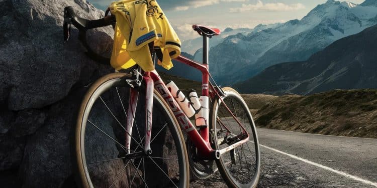 Roglic abandonne le Tour de France après une chute - Viral Mag Primoz Roglic contraint dabandonner le Tour de France après une lourde chute lors de la 12e étape Un coup dur pour loutsider slovène Viral Mag