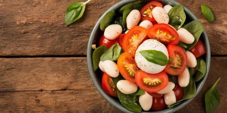 Salade Caprese Haricots Blancs et Épinards : Fraîcheur Estivale ! - Viral Mag 03072024 Envie dune salade gourmande saine et originale Notre recette de salade Caprese aux haricots blancs et épinards est faite pour vous Un délice de fraîcheur aux accents méditerranéens parfait pour se régaler cet été À vos fourches prêts croquez Viral Mag