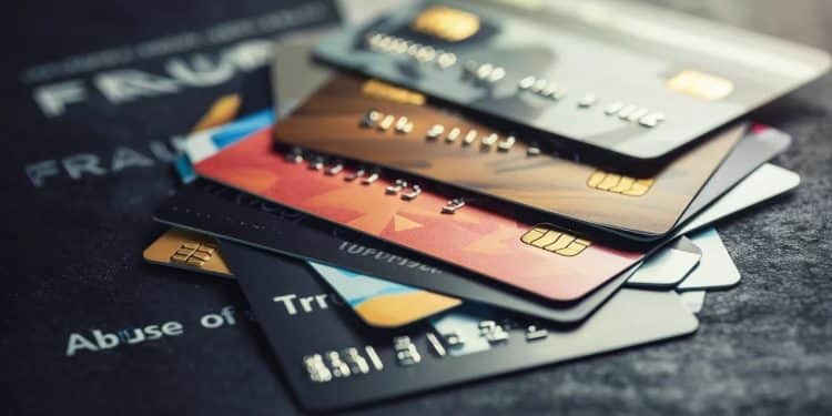 Scandale bancaire à Aix-en-Provence : un conseiller arrêté - Viral Mag Un conseiller bancaire de la Caisse dépargne à Aix en Provence a été interpellé pour avoir créé des cartes de retrait à linsu de ses clients et effectué lui même les retraits Découvrez les détails de cette affaire qui secoue le monde bancaire Viral Mag