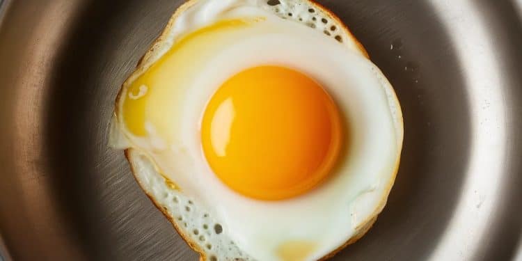 Découvrez notre astuce infaillible pour réussir vos œufs au plat à la perfection avec des blancs bien cuits et des jaunes bien crémeux Une technique simple pour un résultat garanti    Viral Mag