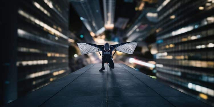 Un homme de 24 ans a été interpellé pour avoir tenté de faire du base jump depuis le toit dun immeuble de 30 étages à Marseille   Viral Mag