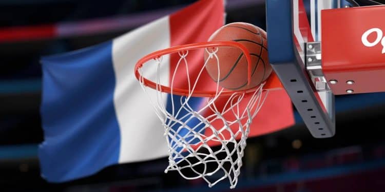 Matthew Strazel le meneur de léquipe de France de basket a réussi un tir à trois points spectaculaire pour arracher la prolongation face au Japon aux JO de Paris 2024   Viral Mag