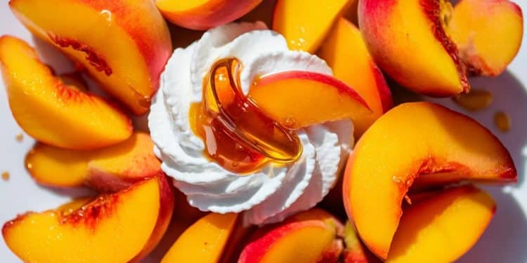 Une Délicieuse Recette de Pêches & Crème à Essayer Cet Été - Viral Mag Découvrez cette recette incroyablement simple et savoureuse de pêches crème parfaite pour profiter des pêches de saison Succulente et rafraîchissante Viral Mag
