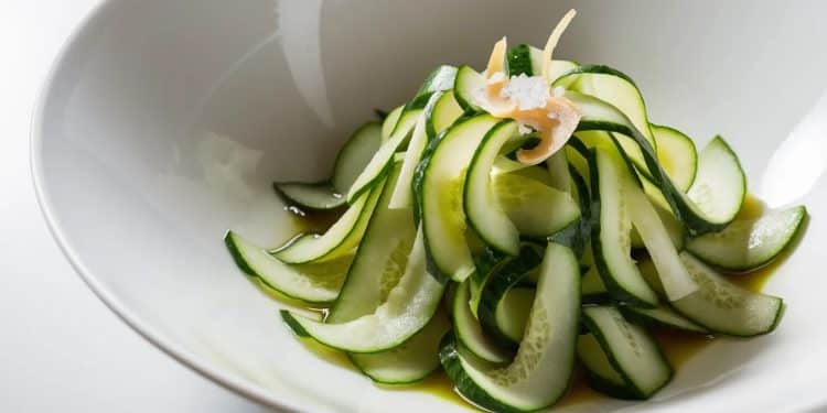 Découvrez la recette simple et délicieuse de la salade de concombre taïwanaise parfaite pour vous rafraîchir lors des chaudes journées dété   Viral Mag