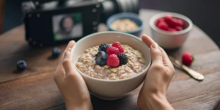 Lactrice Lisa Ann Walter révèle son en cas simple et sain composé de 3 ingrédients quelle déguste sur le plateau dAbbott Elementary   Viral Mag