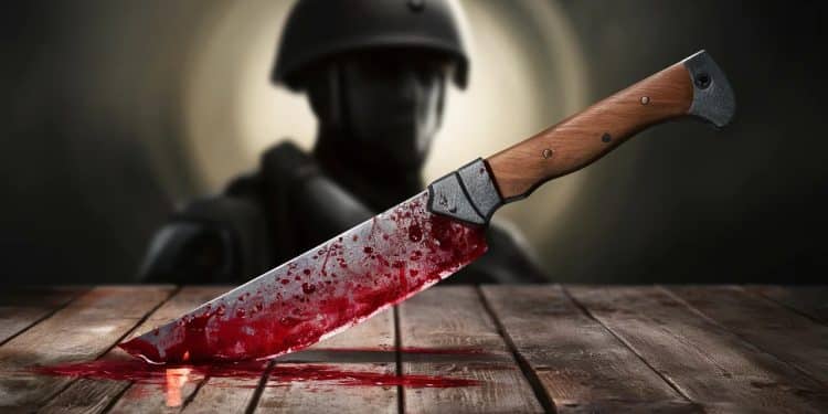 Vidéo choquante d’un soldat malien mangeant du foie humain - Viral Mag Une vidéo virale montre un soldat malien en uniforme FAMa éventrant un cadavre pour manger son foie semant le trouble au Mali Viral Mag