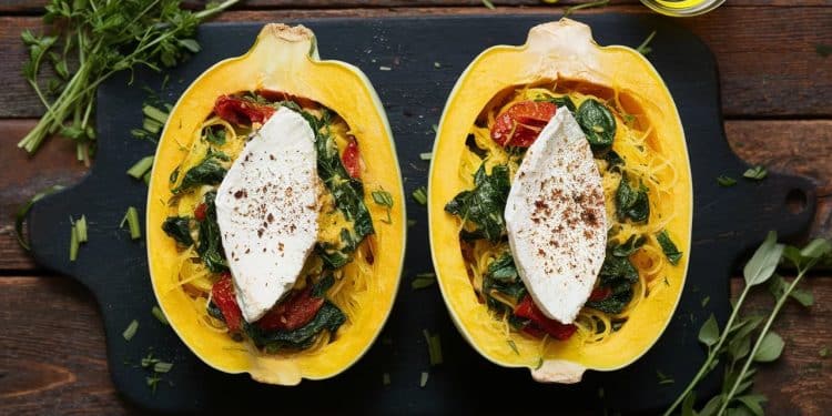 Découvrez notre recette de courge spaghetti farcie au Boursin tomates séchées et épinards Un plat végétarien délicieux et réconfortant    Viral Mag