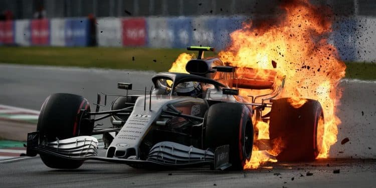 Crash spectaculaire en F1 : le pilote s’extirpe des flammes ! - Viral Mag Un pilote de F1 survit miraculeusement à un crash impressionnant lors des essais du GP des Pays Bas Sa voiture prend feu mais il parvient à sen extraire   Viral Mag