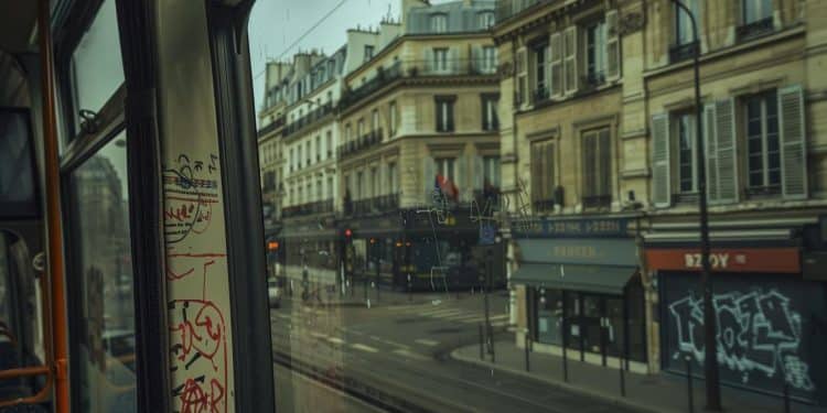 Des Militants Chrétiens Interpellés : Dénonciation d’une Parodie aux JO - Viral Mag Un car floqué dun slogan pro chrétien a circulé à Paris durant les JO dénonçant la parodie de la Cène lors de la cérémonie douverture Les occupants ont été brièvement interpellés Viral Mag