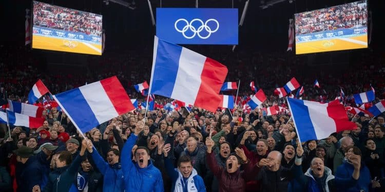 JO Paris 2024 : Le Club France, épicentre des célébrations tricolores - Viral Mag Découvrez le Club France le cœur vibrant des supporters français aux JO de Paris 2024 Immergez vous dans lambiance festive et vivez des moments inoubliables Viral Mag