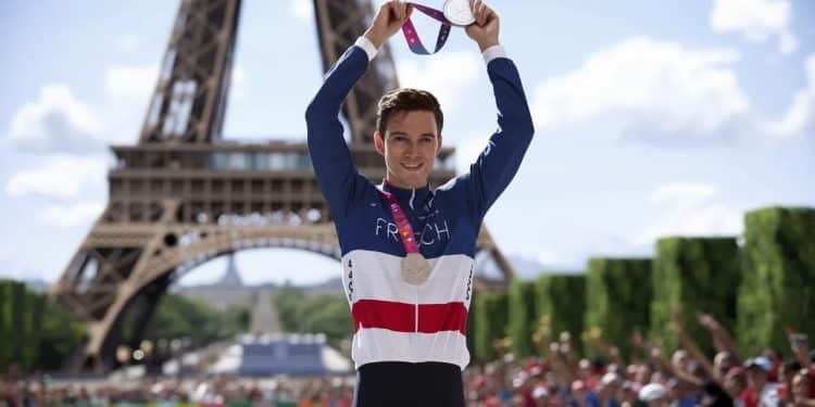 JO Paris 2024 : L’inspiration du cyclisme français - Viral Mag Les médailles du BMX et du VTT ont propulsé Valentin Madouas et Christophe Laporte vers largent et le bronze olympiques sur route Revivez leurs exploits Viral Mag