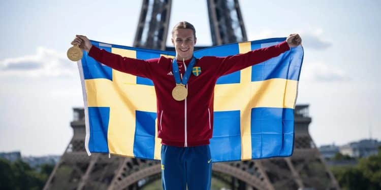 La bourde du speaker aux JO : Duplantis sacré Français ! - Viral Mag Quiproquo insolite lors des JO de Paris 2024  le speaker de la Concorde acclame le perchiste suédois Armand Duplantis comme un athlète français après son sacre olympique   Viral Mag