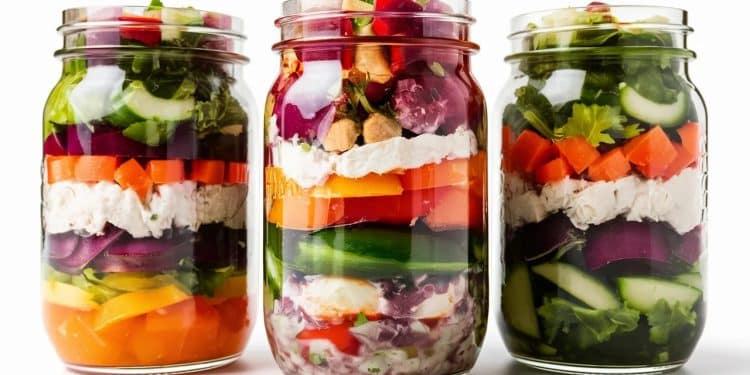 La Formule Parfaite pour une Salade Mason Jar Riche en Protéines - Viral Mag Découvrez notre formule infaillible pour préparer des salades Mason Jar hautes en protéines pratiques et savoureuses Idéal pour vos repas sur le pouce Viral Mag