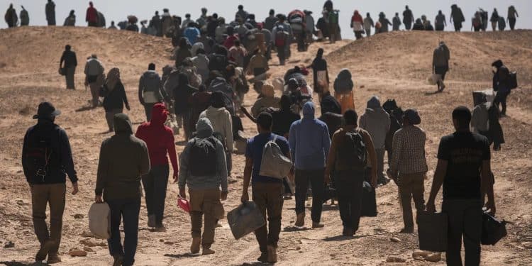 En seulement 12 jours lAlgérie a expulsé plus de 2000 migrants dans des conditions déplorables vers la frontière nigérienne Découvrez les détails choquants   Viral Mag