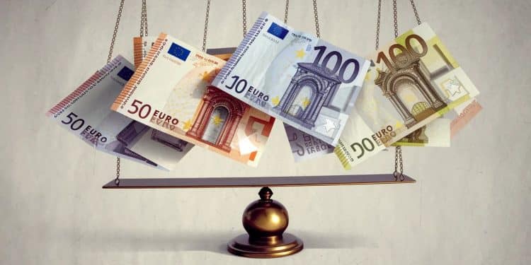Le Smic à 1600 euros : Véritable solution pour le pouvoir d’achat ? - Viral Mag Le débat sur la hausse du Smic à 1600 euros agite la France Mais est ce vraiment la solution miracle pour redonner du pouvoir dachat aux salariés  Découvrez les enjeux économiques et sociaux derrière cette proposition controversée   Viral Mag
