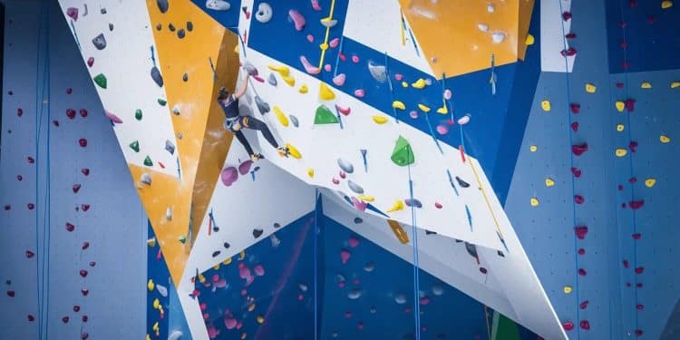 Les secrets des murs d’escalade aux JO de Paris 2024 - Viral Mag Découvrez les coulisses de la création des murs descalade pour les JO de Paris 2024 Les ouvreurs dévoilent leurs techniques pour concevoir des itinéraires complexes et challengeants Viral Mag