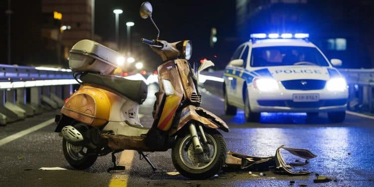 Marseille : Un scooter percuté par une BMW, l’enquête s’oriente vers un assassinat - Viral Mag À Marseille un scooter est violemment percuté par une BMW après un vol Lenquête pour assassinat et destruction de preuve est ouverte Viral Mag