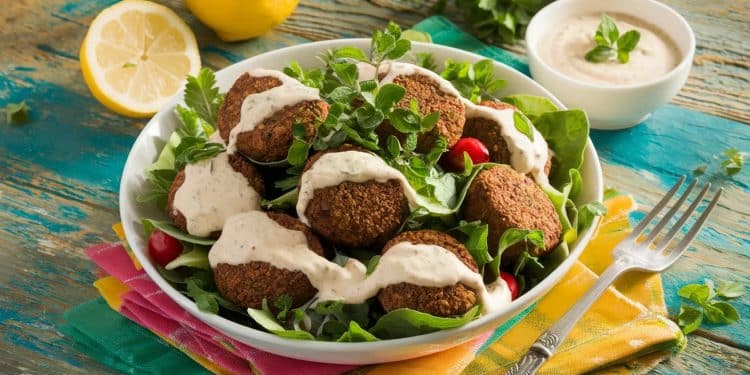 Découvrez notre recette de salade de falafel au dressing citron tahini un délice végétarien riche en protéines et en fibres Une explosion de saveurs et de textures qui ravira vos papilles    Viral Mag