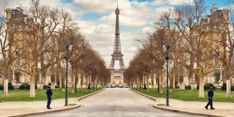 Pendant les JO de Paris vendeurs à la sauvette et pickpockets ont déserté le Champ de Mars Touristes et Parisiens profitent dun quartier enfin sûr   Viral Mag