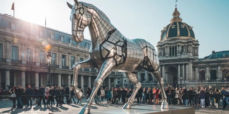 Zeus, le cheval de la cérémonie d’ouverture des JO, séduit les Parisiens - Viral Mag Exposé à lHôtel de Ville le cheval en aluminium qui avait galopé sur la Seine lors de la cérémonie douverture des JO attire des milliers de visiteurs Viral Mag