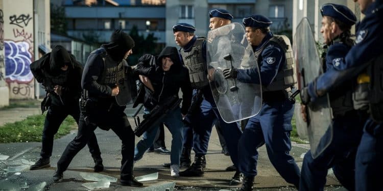 Agression choquante de gendarmes à Pantin : la violence urbaine hors de contrôle - Viral Mag Trois gendarmes hors service ont été violemment agressés à Pantin insultés de fachos Un acte intolérable dans un département en proie à linsécurité Viral Mag