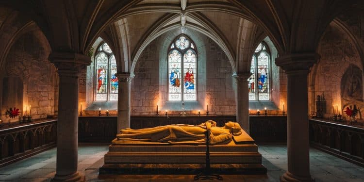 Aliénor d’Aquitaine : 900 ans célébrés à l’abbaye de Fontevraud - Viral Mag Plongez dans lhistoire fascinante dAliénor dAquitaine à travers une exposition captivante à labbaye de Fontevraud Découvrez le destin exceptionnel de cette reine de légende Viral Mag