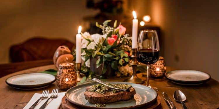 Chase Stokes star dOuter Banks partage ses recettes favorites pour des dîners en amoureux avec sa compagne Kelsea Ballerini Découvrez ses secrets culinaires    Viral Mag