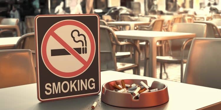 Interdiction de fumer en terrasse : la fin d’une époque ? - Viral Mag La Commission européenne recommande dinterdire le tabac dans les lieux extérieurs comme les terrasses Quelles conséquences pour les fumeurs et restaurateurs Viral Mag