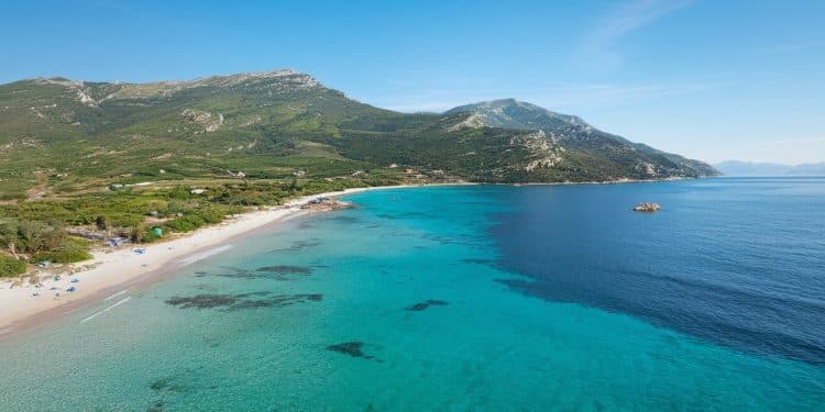 Partez à la découverte des plages les plus sensationnelles dAlbanie  Sable blanc eaux turquoise criques préservées Un vrai paradis sur Terre vous attend   Viral Mag