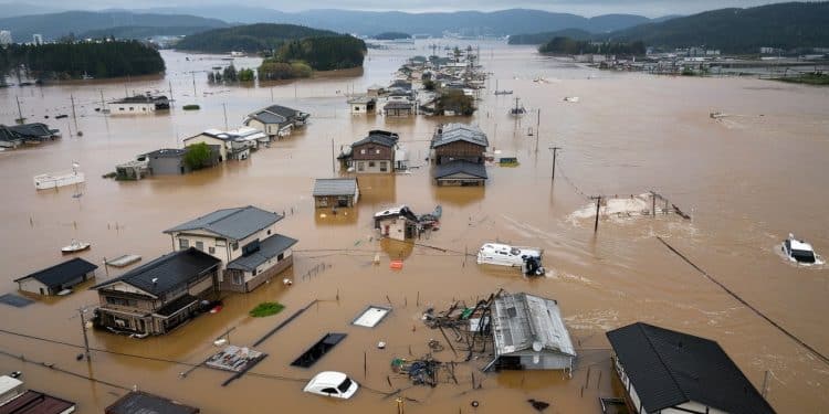 Pluies diluviennes au Japon  plus de 60000 personnes évacuées dans le centre du pays suite à des inondations une personne portée disparue   Viral Mag