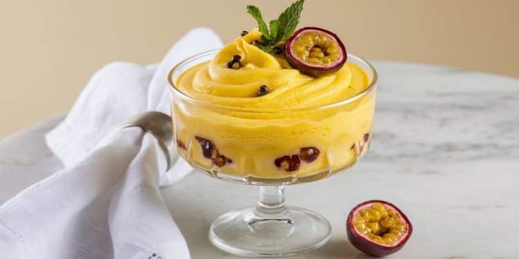 Découvrez notre recette facile de mousse au fruit de la passion un dessert frais et acidulé parfait pour terminer vos repas dété en beauté    Viral Mag