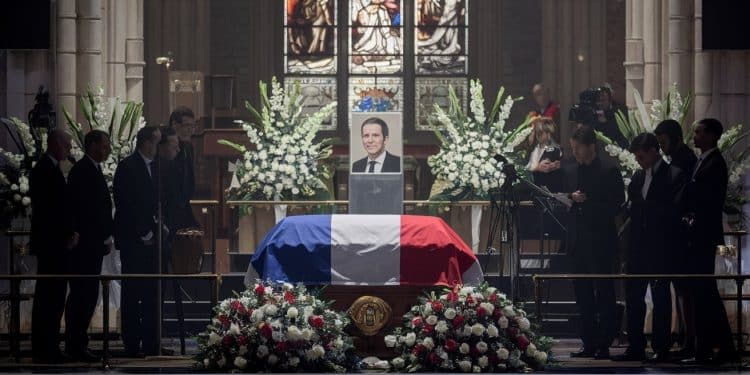 Retour sur les obsèques poignantes de Didier Roustan figure emblématique du journalisme sportif français Un hommage vibrant rendu par le monde du football   Viral Mag