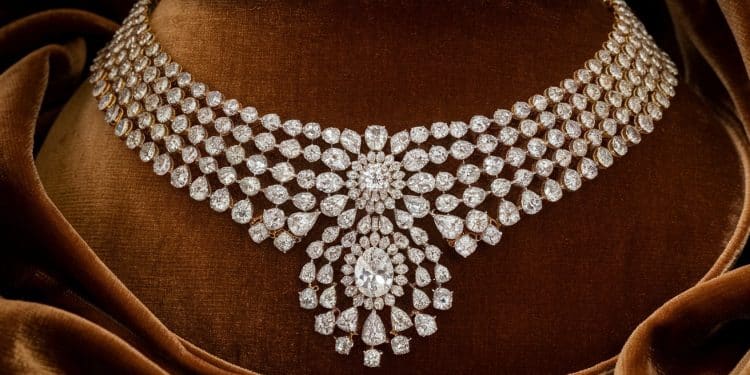 Découvrez lhistoire fascinante dun collier de diamants du 18e siècle estimé entre 18 et 28 millions deuros qui sera mis aux enchères par Sothebys à Genève le 11 novembre   Viral Mag