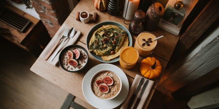 15 Petits-déjeuners d’Automne Minceur Prêts en 20 Minutes - Viral Mag Découvrez 15 recettes de petits déjeuners dautomne minceur savoureux et équilibrés prêts en seulement 20 minutes pour bien démarrer la journée Viral Mag