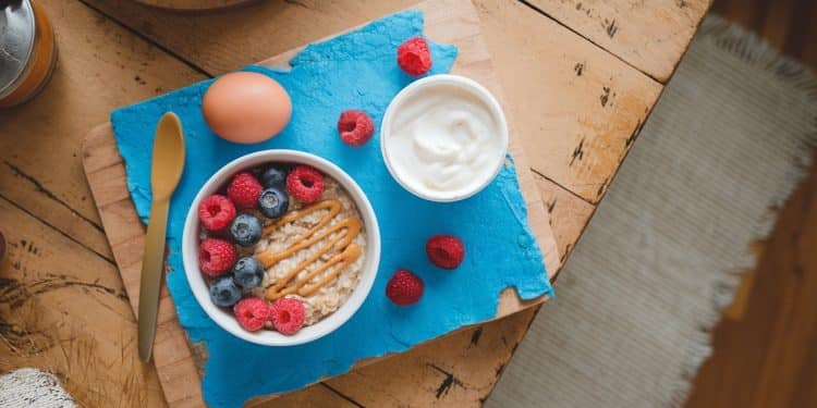 32 Recettes de Petits-Déjeuners Sains pour Perdre du Poids - Viral Mag Découvrez 32 recettes de petits déjeuners sains et peu caloriques avec des aliments comme lavoine le beurre de cacahuète le yaourt les œufs et les framboises pour vous aider à perdre du poids tout en vous régalant Viral Mag