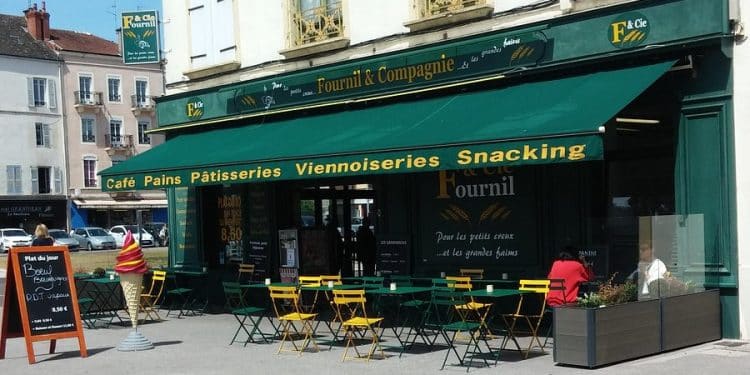 Chalon-sur-Saône : Le Fournil & Compagnie dévoile sa nouvelle façade Place de la République ! - Viral Mag Linstitution chalonnaise Le Fournil Compagnie se offre une cure de jouvence Découvrez sa nouvelle façade en plein cœur de Chalon sur Saône Viral Mag