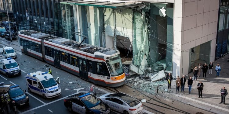 Accident spectaculaire : un tramway fonce dans un magasin à Oslo - Viral Mag Un tramway a déraillé et fini sa course dans un Apple Store en plein centre ville dOslo faisant 4 blessés Les circonstances de cet accident rarissime restent à déterminer   Viral Mag