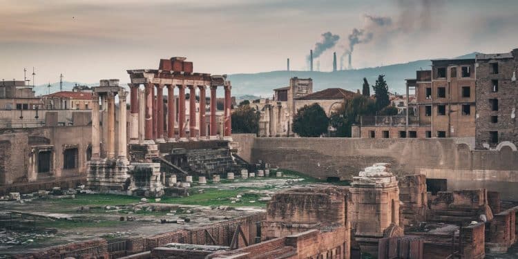 Baalbeck, cité antique libanaise marquée par la guerre - Viral Mag Baalbeck joyau archéologique du Liban est désertée par les touristes Les frappes israéliennes menacent les ruines romaines et paralysent la ville Viral Mag
