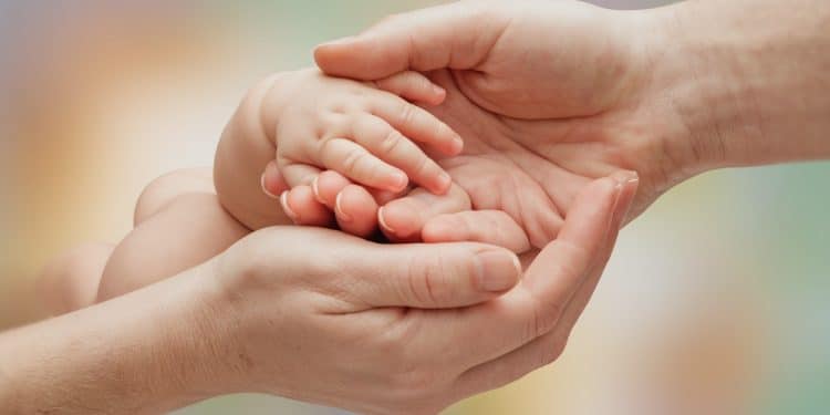 Bébé Enlevé Retrouvé en Vie aux Pays-Bas - Viral Mag Soulagement  Santiago bébé prématuré enlevé par ses parents localisé sain et sauf aux Pays Bas Détails sur lenquête et linterpellation   Viral Mag