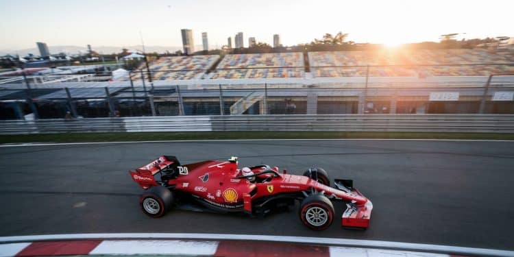 Carlos Sainz en pole position au GP du Mexique - Viral Mag Carlos Sainz sadjuge brillamment la pole position au Grand Prix du Mexique de F1 confirmant le renouveau de Ferrari LEspagnol vise la victoire Viral Mag