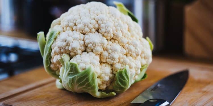Coupez le chou-fleur comme un pro en un rien de temps - Viral Mag Apprenez les techniques simples pour couper le chou fleur en bouquets rondelles ou tranches avec un minimum de désordre Transformez ce légume polyvalent en de délicieux plats Viral Mag