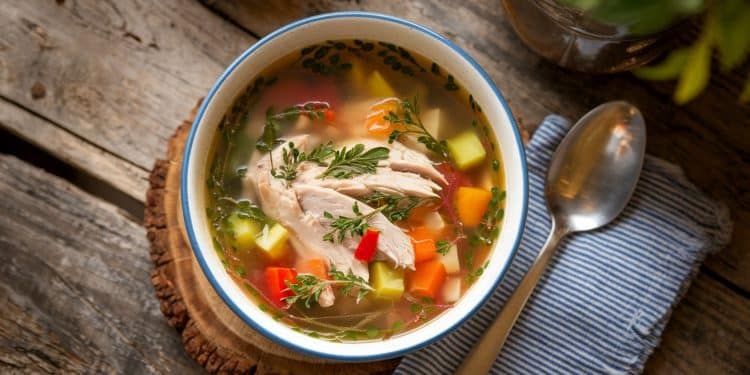 Découvrez Cette Soupe au Poulet Faible en Glucides Pour un Repas Réconfortant et Sain - Viral Mag Préparez une délicieuse soupe au poulet faible en glucides parfaite pour un dîner réconfortant et nutritif Découvrez notre recette facile à suivre riche en saveurs et en ingrédients sains Idéale pour toute la famille Viral Mag