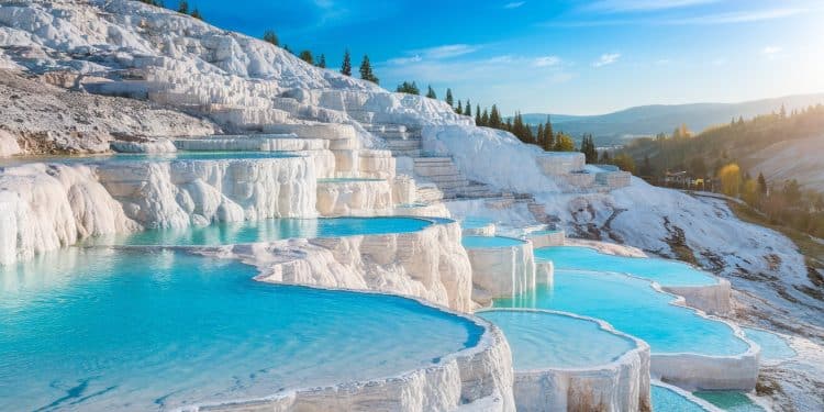 Découvrez Pamukkale, la Merveille Naturelle de Turquie - Viral Mag Explorez les piscines thermales en terrasses et les ruines antiques de Pamukkale un site naturel époustouflant classé au patrimoine mondial de lUNESCO en Turquie Viral Mag