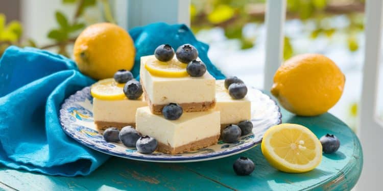 Des Barres Cheesecake au Citron et Myrtille Faciles et Délicieuses - Viral Mag Découvrez notre recette inratable de barres cheesecake au citron et myrtilles Crémeuses fruitées et rafraîchissantes elles raviront tous les palais Un dessert dété parfait Viral Mag