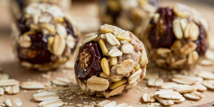 Ces boules dénergie aux figues et aux dattes sont une version saine des célèbres biscuits Fig Newton Elles sont faciles à faire et idéales comme en cas   Viral Mag