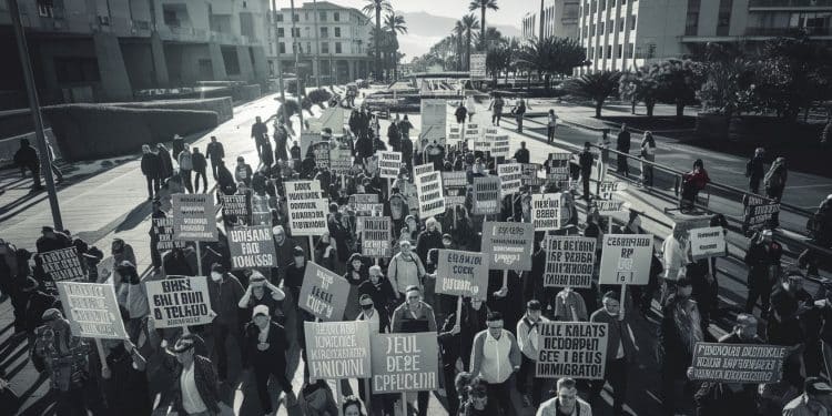 Une manifestation de plusieurs milliers de personnes sest tenue dimanche aux îles Canaries pour protester contre laugmentation des arrivées de migrants irréguliers sur larchipel   Viral Mag