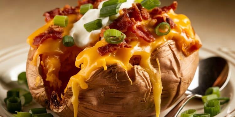 Eva Longoria partage sa recette délicieuse et facile de patates douces farcies au bacon au fromage et à la crème sure Un régal    Viral Mag