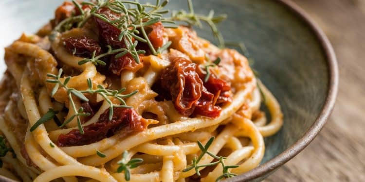 Des pâtes au goût soleil pour ensoleiller vos dimanches soirs - Viral Mag Découvrez notre recette de pâtes aux oignons caramélisés et tomates séchées Un plat savoureux végétarien et facile à préparer pour illuminer vos soirées Viral Mag