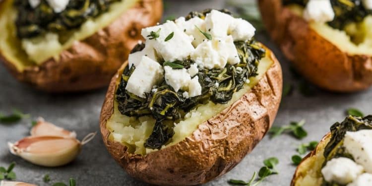 Des pommes de terre farcies façon spanakopita pour un plat végétarien savoureux - Viral Mag Découvrez une recette créative de pommes de terre farcies aux épinards à la feta et aux herbes inspirée de la célèbre spanakopita grecque Un plat principal végétarien sain et gourmand Viral Mag