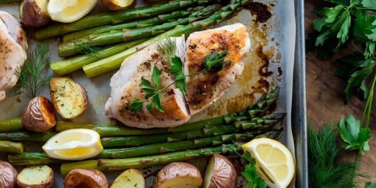 Ce plat de poulet et asperges cuit au four est le repas parfait en semaine Simple rapide et savoureux avec peu de vaisselle La recette santé dont vous avez besoin   Viral Mag